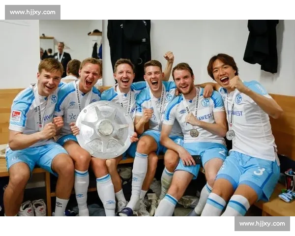 沙尔克官宣签下 22 岁德国中场法齐，合同至 2029 年