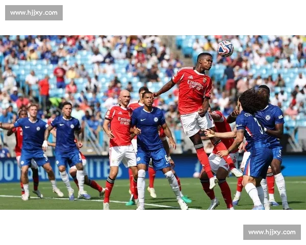荒诞！世俱杯中断两小时，球员骑单车热身引球迷质疑：世界杯要变健身房？